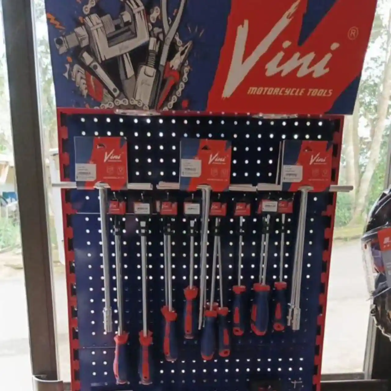 Estas son herramientas para motocicleta como desatornilladores y llaves